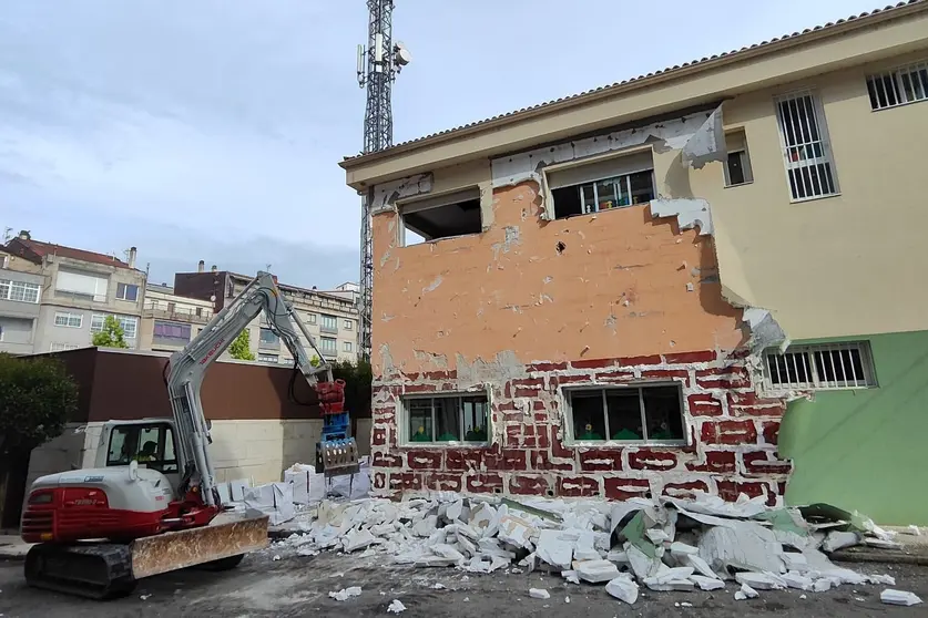 Demolici&oacute;n escola 