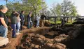 A deputada do BNG Cristina Fernández visita a escavación arqueolóxica de San Cibrán