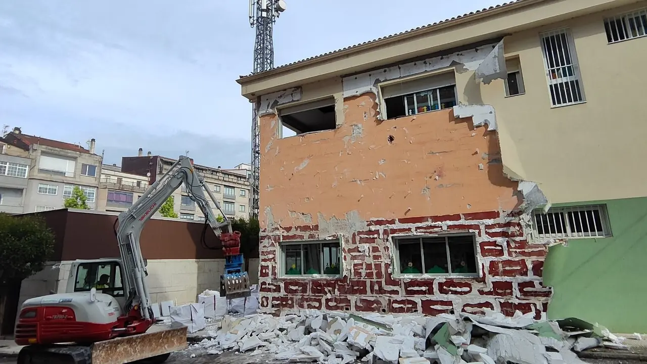 Demolici&oacute;n escola 
