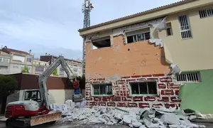 Demolici&oacute;n escola 