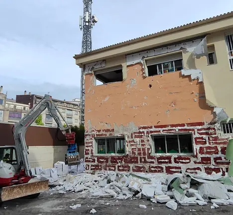 Demolici&oacute;n escola 